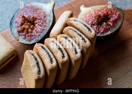 Abb. Cookies mit Früchten auf Holz- Oberfläche. Ökologische Lebensmittel. Stockfoto