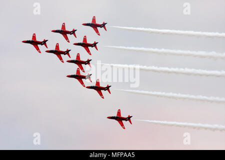 Die berühmten roten Pfeile anzeigen Team fliegen in Formation über die Bucht von Bournemouth im August. Stockfoto