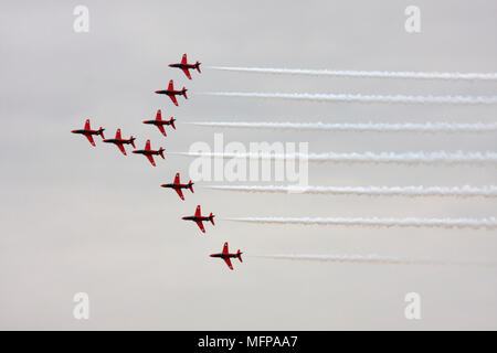 Die berühmten roten Pfeile anzeigen Team fliegen in Formation über die Bucht von Bournemouth im August. Stockfoto