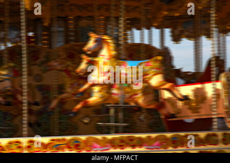 Merry go round Pferd Träume auf Weymouth Strand im Sommer. Stockfoto