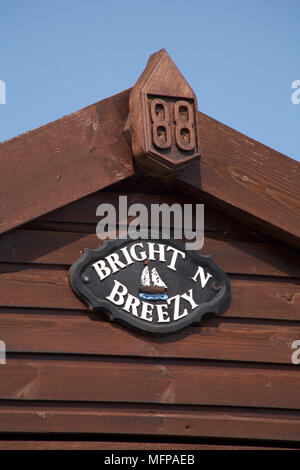 Hell n Breezy Beach Hut an Mudeford Hengistbury Head, Christchurch, im Frühling. Stockfoto