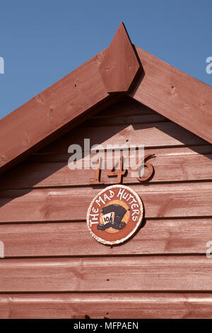 Die Mad Hutters Beach Hut an Mudeford Hengistbury Head im Frühjahr, Christchurch, England. Stockfoto