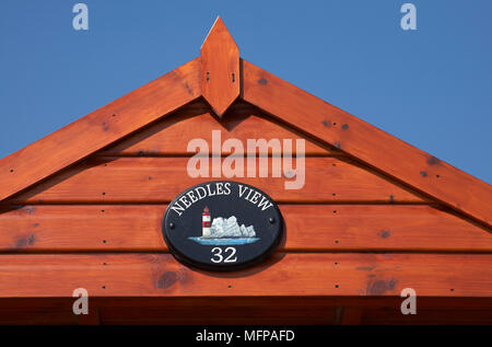 Nadeln View Beach Hütte am Mudeford Hengistbury Head im Frühjahr, Christchurch, England. Stockfoto