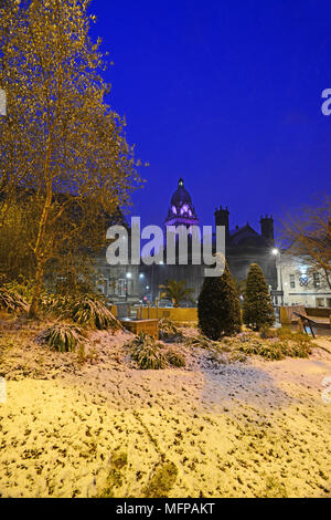 Lleds Rathaus und mandella Gärten in schneereiche Winter in der Dämmerung Leeds yorkshire United Kingdom Stockfoto