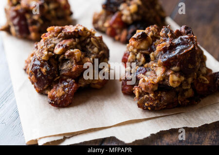 Hausgemachte Cookies mit rotem Trockenobst Rosinen, Feigen, Nüsse und Datum. Kein Mehl. Glutenfrei. Ökologische Lebensmittel. Stockfoto