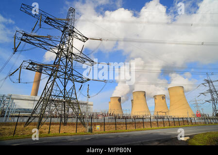 Drax Kohle betriebenen Kraftwerks- und Hochspannungsleitungen yorkshire United Kingdom Stockfoto