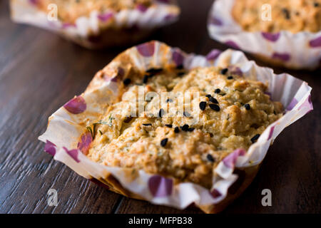 Selbstgemachte salzige Oat Cookies mit schwarzer Kreuzkümmel. Kein Mehl. Glutenfrei. Ökologische Lebensmittel. Stockfoto