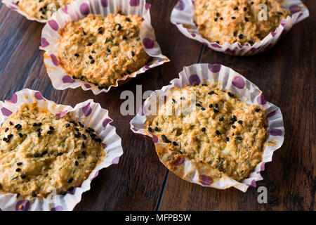 Selbstgemachte salzige Oat Cookies mit schwarzer Kreuzkümmel. Kein Mehl. Glutenfrei. Ökologische Lebensmittel. Stockfoto