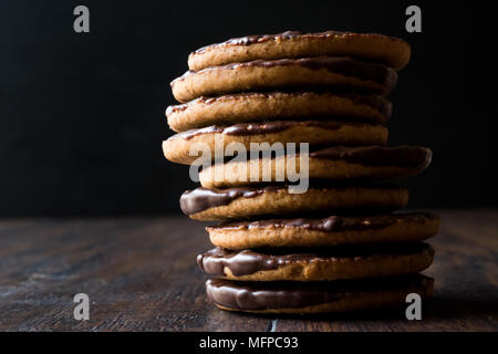 Stapel von Schokolade runden Jaffa Cookies/Weizen. Dessert Konzept. Stockfoto