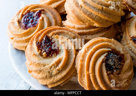 Jammie Dodgers Kekse/Plätzchen mit Marmelade gefüllt. Traditionelle Bäckerei. Stockfoto