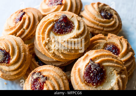 Jammie Dodgers Kekse/Plätzchen mit Marmelade gefüllt. Traditionelle Bäckerei. Stockfoto