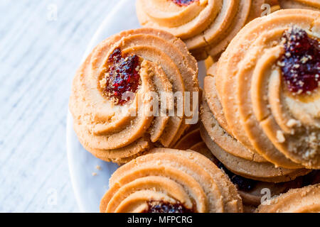 Jammie Dodgers Kekse/Plätzchen mit Marmelade gefüllt. Traditionelle Bäckerei. Stockfoto