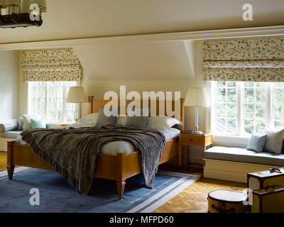 Wodoen Doppelbett im geräumigen Schlafzimmer, Bedford, New York, USA Stockfoto