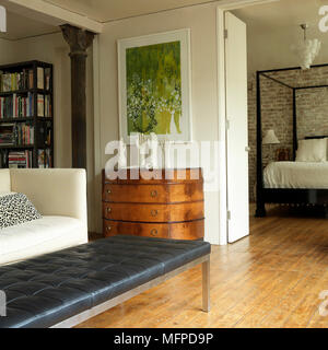 Leder und Metall Sitz im traditionellen Stil Wohnzimmer mit offener Tür zum Schlafzimmer Stockfoto