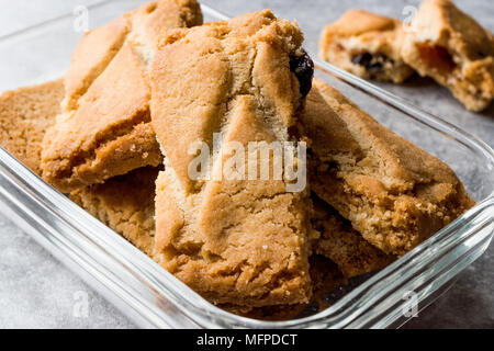 Traditionelle Apfelstrudel Cookies gefüllt mit Marmelade. Ökologische Lebensmittel. Stockfoto