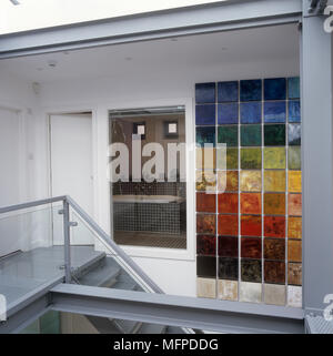 Stahl Gehweg unter Glas Dachfenster mit Badezimmer durch das Fenster gesehen Stockfoto