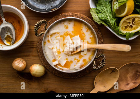 Iskembe Kutteln Suppe ist eine gemeinsame Teller in Balkan, Bulgarisch, Griechisch, Türkisch, und Osteuropäische Küche/Cobra/chorba Stockfoto