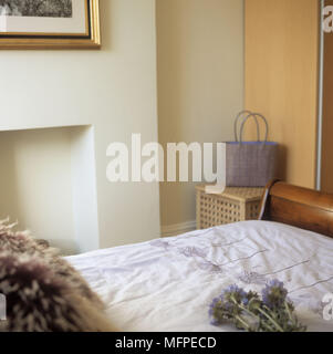 Detail einer modernen Schlafzimmer von der oberen Ecke ein Bett Stockfoto