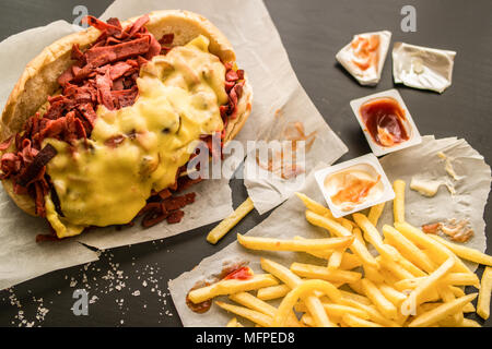 Kumru/New Yorker Sandwich mit Cheddar (Fast food Konzept. Vorderansicht) Stockfoto