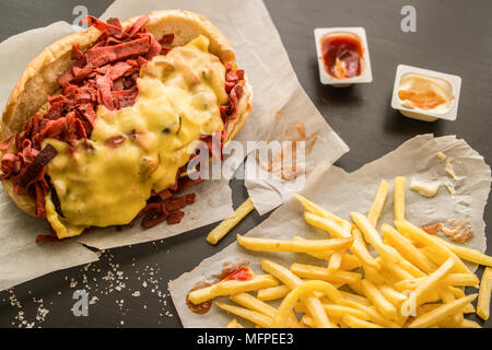 Kumru/New Yorker Sandwich mit Cheddar (Fast food Konzept. Vorderansicht) Stockfoto