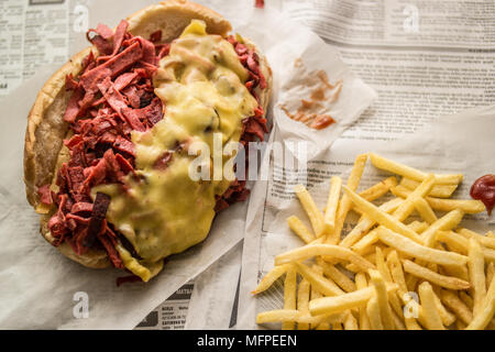 Kumru/New Yorker Sandwich mit Cheddar (Fast food Konzept. Vorderansicht) Stockfoto