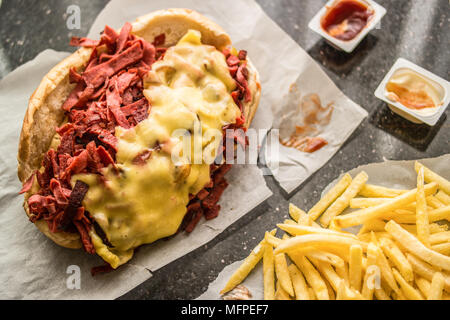 Kumru/New Yorker Sandwich mit Cheddar (Fast food Konzept. Vorderansicht) Stockfoto