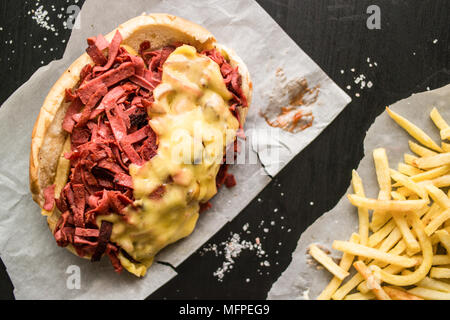 Kumru/New Yorker Sandwich mit Cheddar (Fast food Konzept. Vorderansicht) Stockfoto