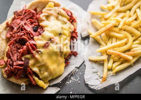 Kumru/New Yorker Sandwich mit Cheddar (Fast food Konzept. Vorderansicht) Stockfoto