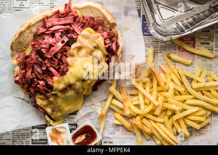 Kumru/New Yorker Sandwich mit Cheddar (Fast food Konzept. Vorderansicht) Stockfoto