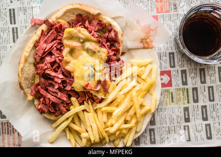 Kumru/New Yorker Sandwich mit Cheddar (Fast food Konzept. Vorderansicht) Stockfoto