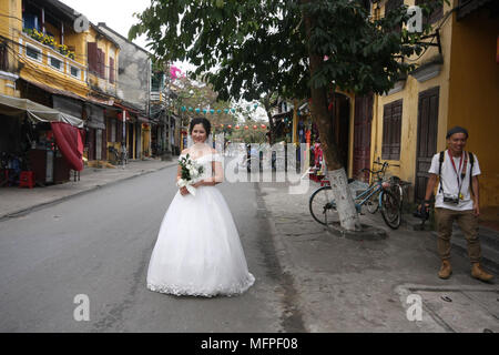 Eine vietnamesische Braut in der Altstadt von Hoi An, Vietnam fotografiert. Stockfoto