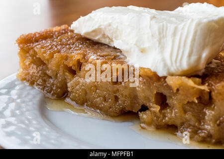 Türkisches Dessert Ekmek Kadayifi/Brot Pudding mit Sahne. Traditionelle Dessert Stockfoto