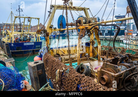 Nahaufnahme der Takelage auf einem Fischereifahrzeug in Portsmouth Hafen. Stockfoto