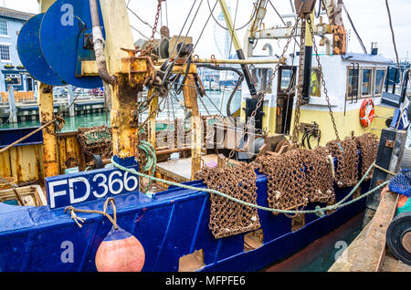 Nahaufnahme eines Fischtrawler günstig gegen das Kai in Portsmouth Harboour. Stockfoto