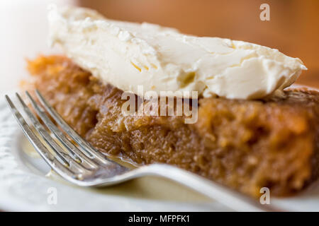 Türkisches Dessert Ekmek Kadayifi/Brot Pudding mit Sahne. Traditionelle Dessert Stockfoto