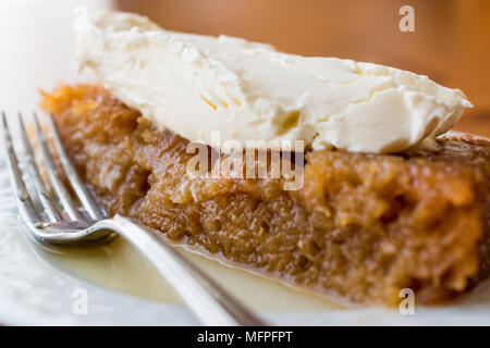 Türkisches Dessert Ekmek Kadayifi/Brot Pudding mit Sahne. Traditionelle Dessert Stockfoto