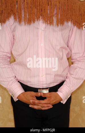 Den mittleren Abschnitt Blick auf einen Mann, der mit seiner gefalteten Händen Ref: CRUSC 10016 193 obligatorische Credit: Stuart Cox/Photoshot Stockfoto