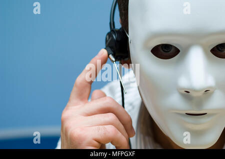 Nahaufnahme einer Person mit einer Maske und einem Headset Ref: CRUSC 10020 019 obligatorische Credit: Staurt Cox/Photoshot Stockfoto
