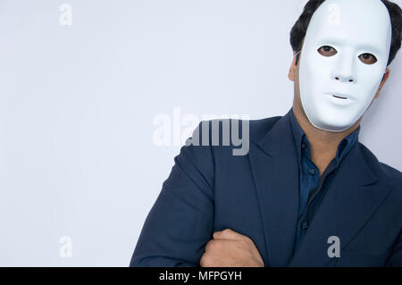 Porträt eines Geschäftsmannes Tragen einer Maske Ref: CRUSC 10020 039 obligatorische Credit: Staurt Cox/Photoshot Stockfoto