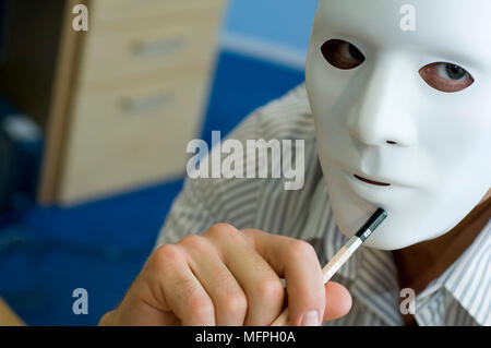 Porträt eines Mannes mit einer Maske und einem Bleistift Ref: CRUSC 10020 052 obligatorische Credit: Staurt Cox/Photoshot Stockfoto