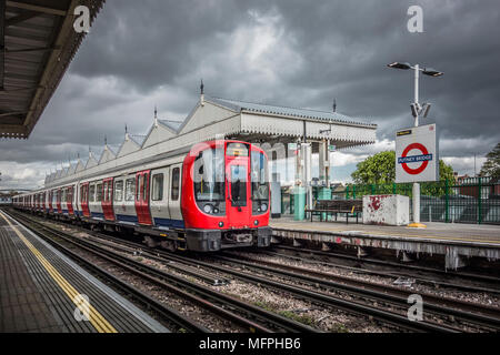 Ein Zug der District Line fährt in die Putney Bridge Station, London, England, Großbritannien Stockfoto