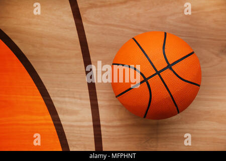 Basketball Ball Verlegung auf Hartholz Hof, Ansicht von oben Stockfoto