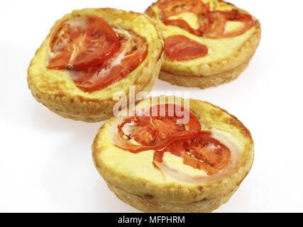 Thunfisch-Quiche mit Tomate vor weißem Hintergrund Stockfoto