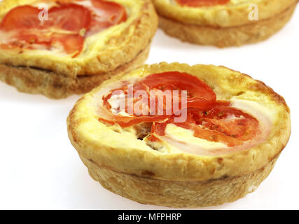 Thunfisch-Quiche mit Tomate vor weißem Hintergrund Stockfoto