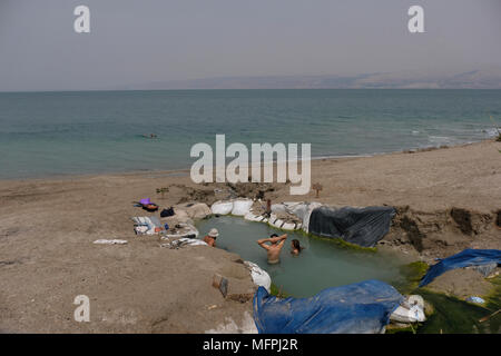 Junge Israelis Baden in einer kleinen Feder Wasser bei einer hippie Strand Compound in der nordwestlichen Ufer des Toten Meeres, in der Nähe von Metzukei Dragot Israel Stockfoto