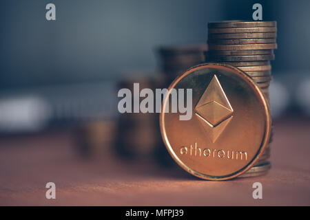 Handel mit astraleums cryptocurrency, Münze mit Laptop im defokussierten Hintergrund stack, konzeptionelle Bild