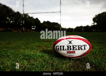 Rugby Ball auf Stadium Spielplatz Stockfoto