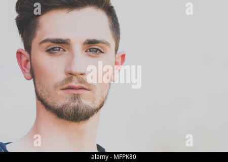 Nahaufnahme, Porträt einer jungen bärtigen Mann Gesicht an der Kamera mit Platz für Text kopieren Stockfoto