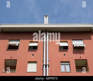 Stahlkamine an der Fassade eines Gebäudes Stockfoto