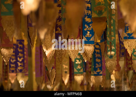 Symbolische Fahnen hängen in einem Tempel in Chiang Mai Stockfoto